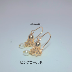 Bellflower 貝殼珍珠 Bink 金色不鏽鋼鉤形耳環 第8張的照片
