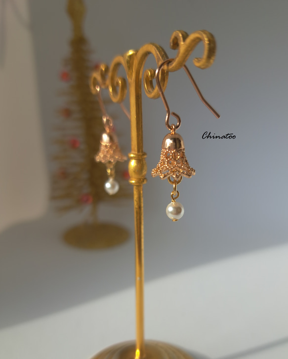 Bellflower 貝殼珍珠 Bink 金色不鏽鋼鉤形耳環 第3張的照片