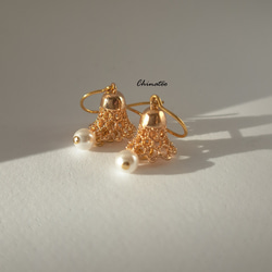 Bellflower 貝殼珍珠 Bink 金色不鏽鋼鉤形耳環 第6張的照片