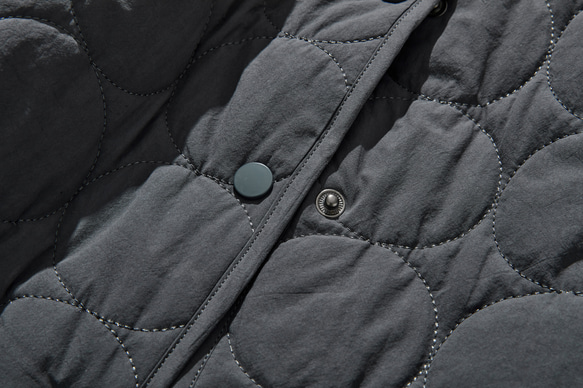 穿上它，你就會煥然一新。填充絎縫外套，短外套，炭灰色 231211-3 第4張的照片