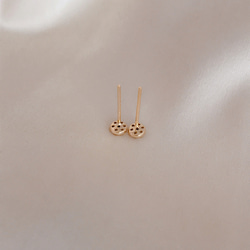 耳環 18k 金屬防過敏相容於小號女式金色簡約 925 銀花圈圓形作品 第9張的照片