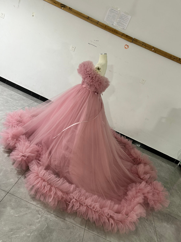 華麗的粉紅色連身裙，華麗的拖裾，喇叭裙，輕盈的感覺，音樂會，餘興派對，招待會 第2張的照片