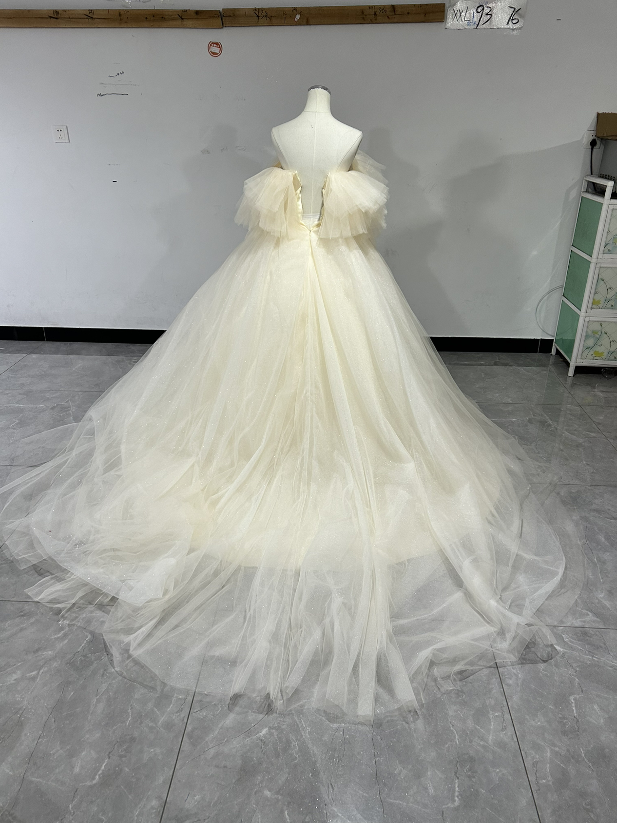 上品！ウエディングドレス シャンパン色 オフショルダー ロングトレーン 背中見せ 花嫁 披露宴