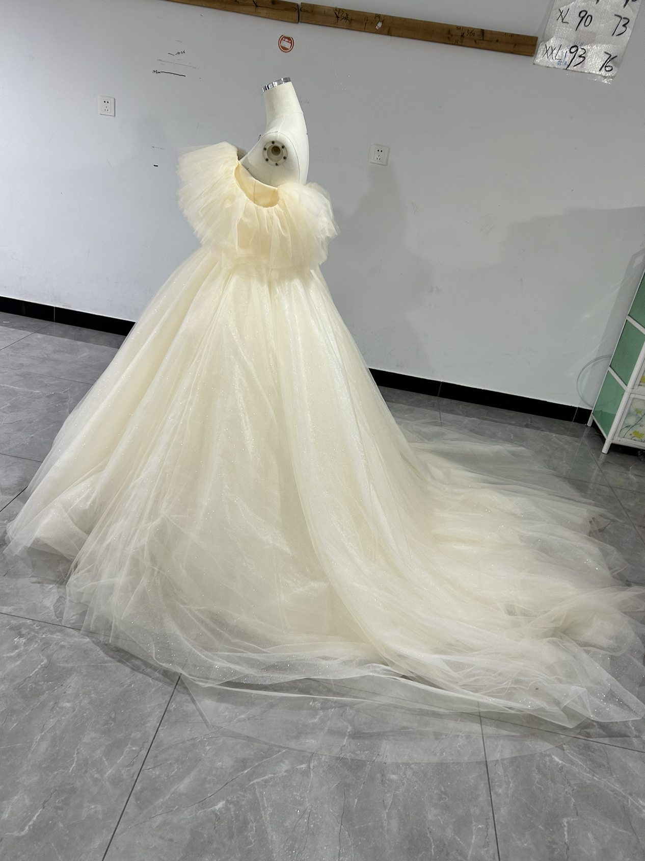 上品！ウエディングドレス シャンパン色 オフショルダー ロングトレーン 背中見せ 花嫁 披露宴