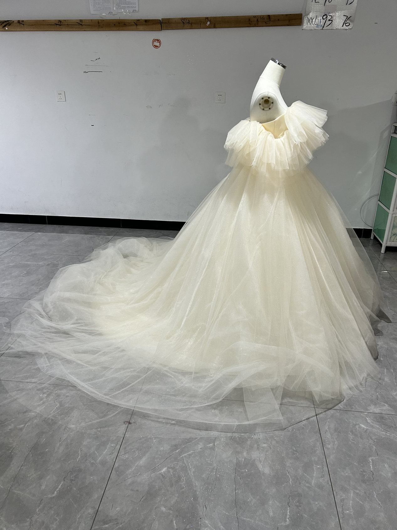 上品！ウエディングドレス シャンパン色 オフショルダー ロングトレーン 背中見せ 花嫁 披露宴