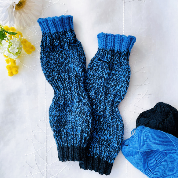 《特集掲載》手編みのアームウォーマー(ブルー×ブラック) 3枚目の画像