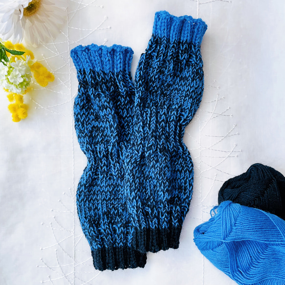 《特集掲載》手編みのアームウォーマー(ブルー×ブラック) 2枚目の画像