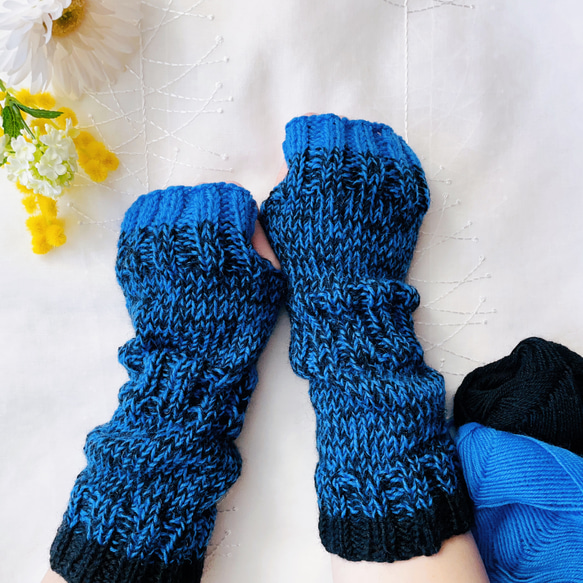 《特集掲載》手編みのアームウォーマー(ブルー×ブラック) 1枚目の画像