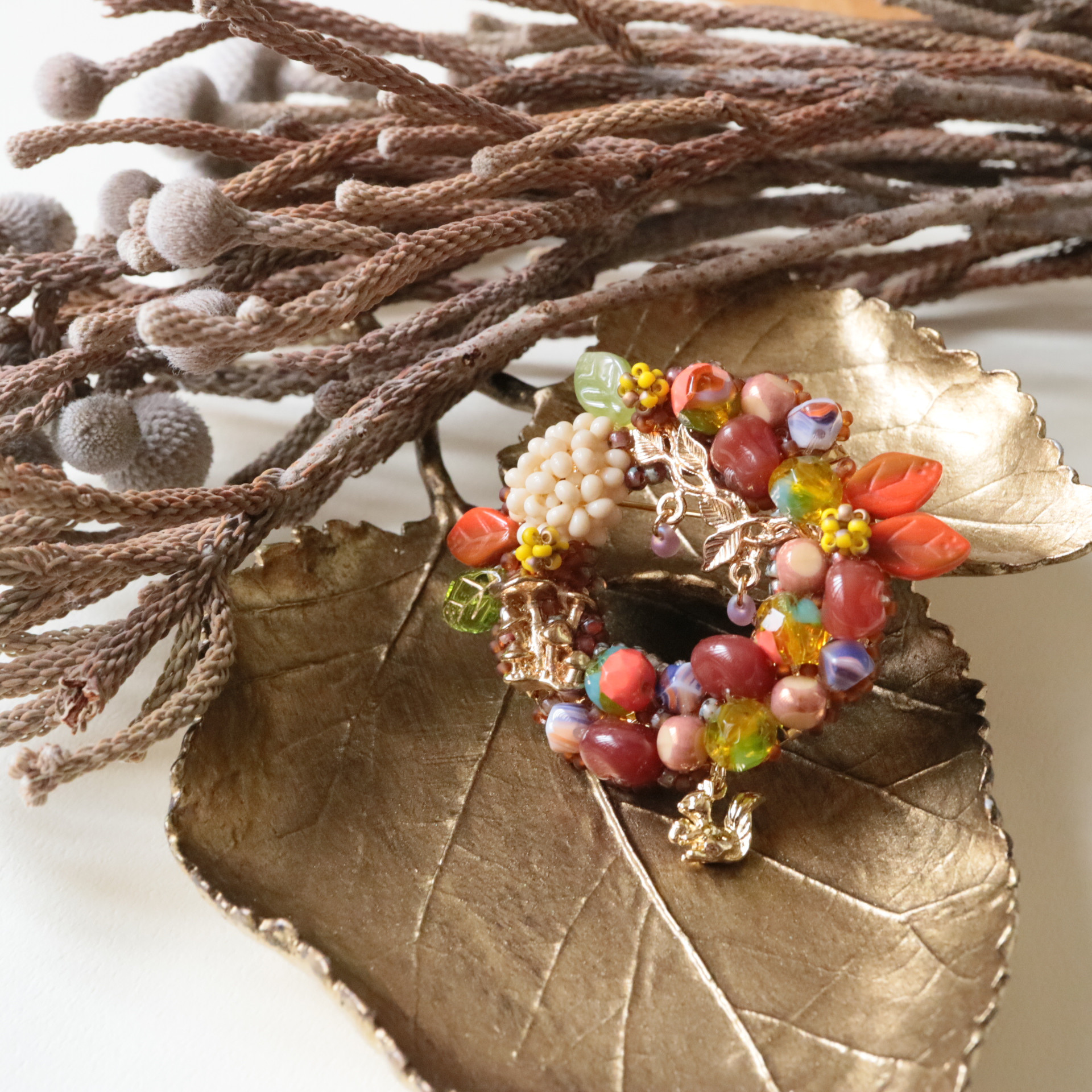 秋の森　子リス物語（照る山もみじ）＊リース ブローチ 動物 生き物 りす 花 葉 カラフル ヨーロッパ 東欧 中欧