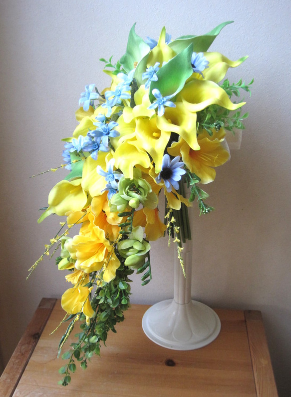 カラーリリーのクラッチキャスケードブーケ♪ブートニア付き♪生花みたいに綺麗な造花です♪高品質なのに安い 4枚目の画像