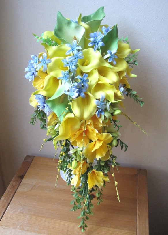 カラーリリーのクラッチキャスケードブーケ♪ブートニア付き♪生花みたいに綺麗な造花です♪高品質なのに安い 1枚目の画像