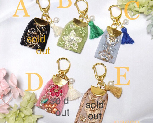 キーホルダー＊ インド刺繍リボン タッセルorチャーム付き  