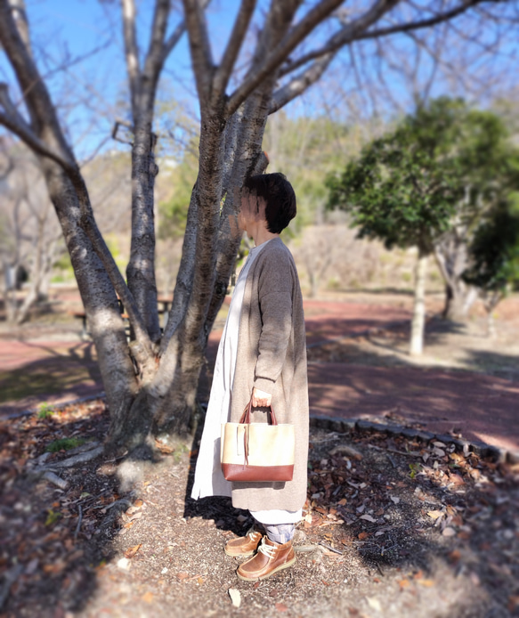 mainichi tote shoulder　パールグレイ✗チョコ　ピッグスキンレザー 19枚目の画像