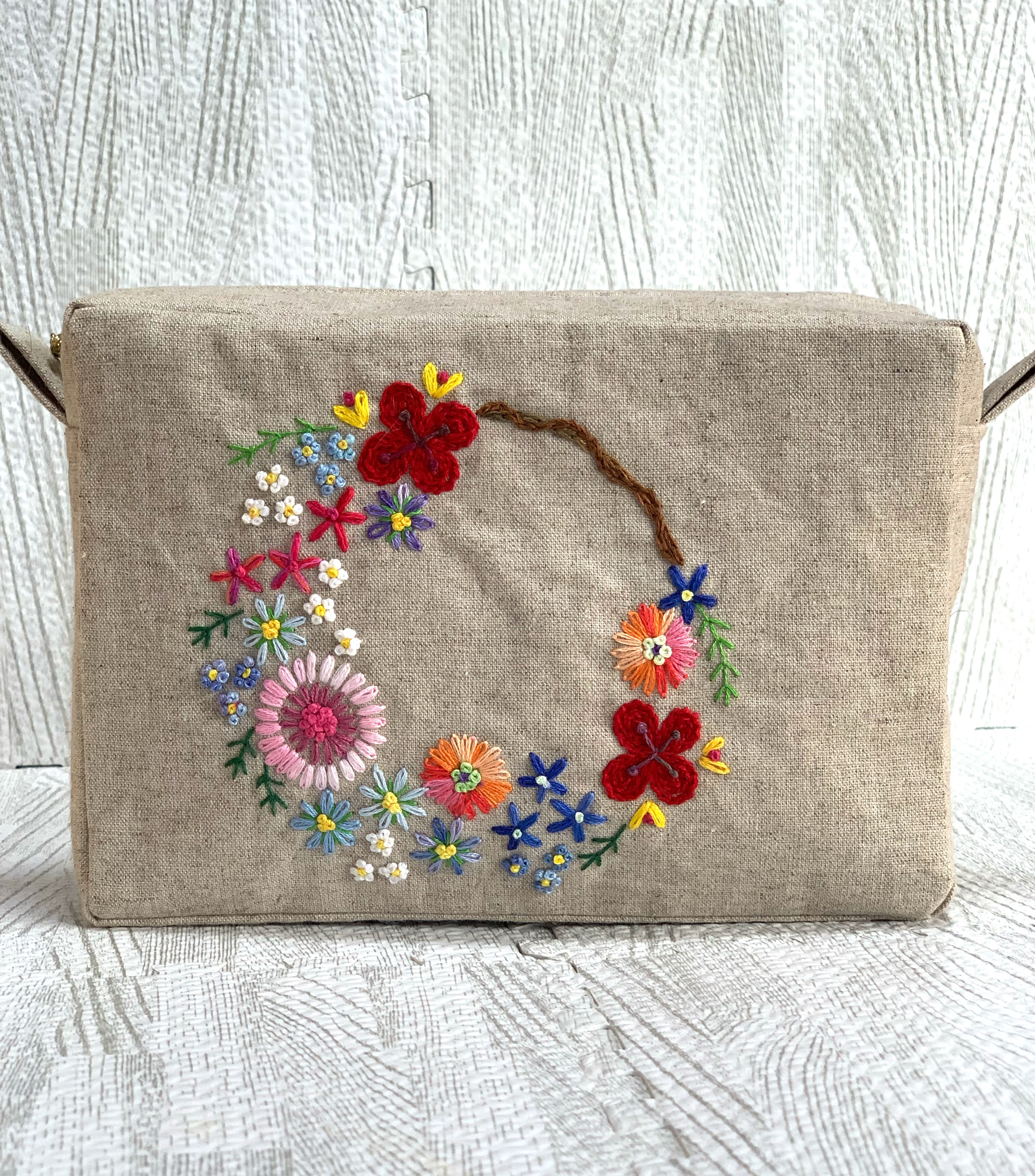 手刺繍＊動物たちの冬の花火大会2024＊ハンドメイド大きめポーチ