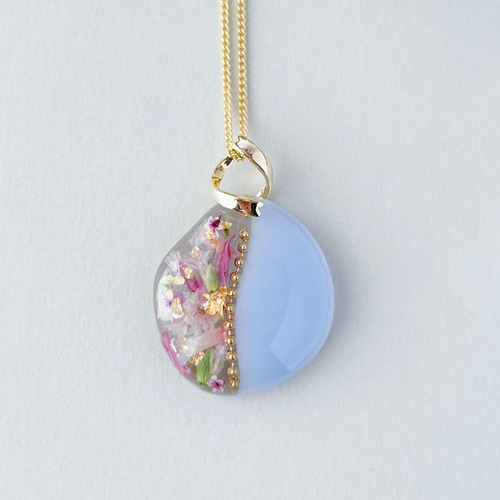 くすみカラーとドライフラワー/風薫る レジンネックレス