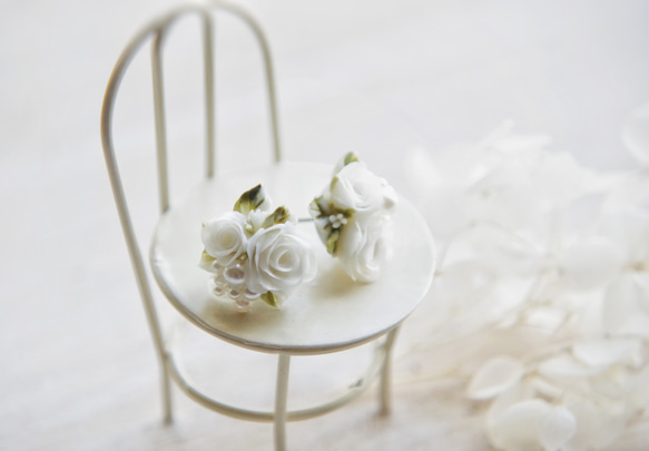 白い薔薇の可愛いピアス/イヤリング 4枚目の画像