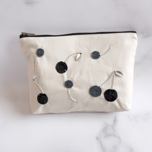 さくらんぼ柄ビーズ刺繍ポーチ（ブラック） ポーチ AMUSTERIA