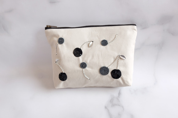 さくらんぼ柄ビーズ刺繍ポーチ（ブラック） ポーチ AMUSTERIA