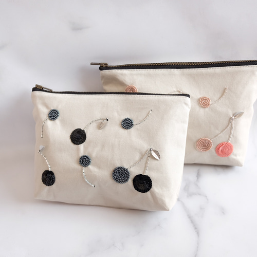さくらんぼ柄ビーズ刺繍ポーチ（ブラック） ポーチ AMUSTERIA