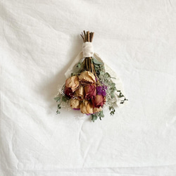 アンティークカラーのバラとユーカリのドライフラワーミニブーケ 5枚目の画像