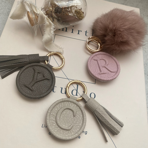 特別な方へのプレゼントに✨【両面本革レザー】イニシャルキーホルダー