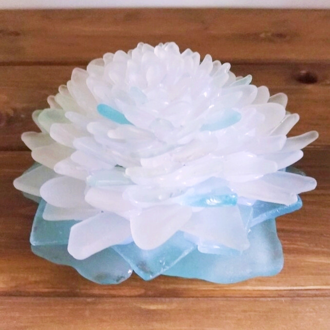 【オーダー】シーグラスのお花のランプシェード ホワイト＆クリアブルー×ライトブルー 鵲（かささぎ）クリスマスラッピング