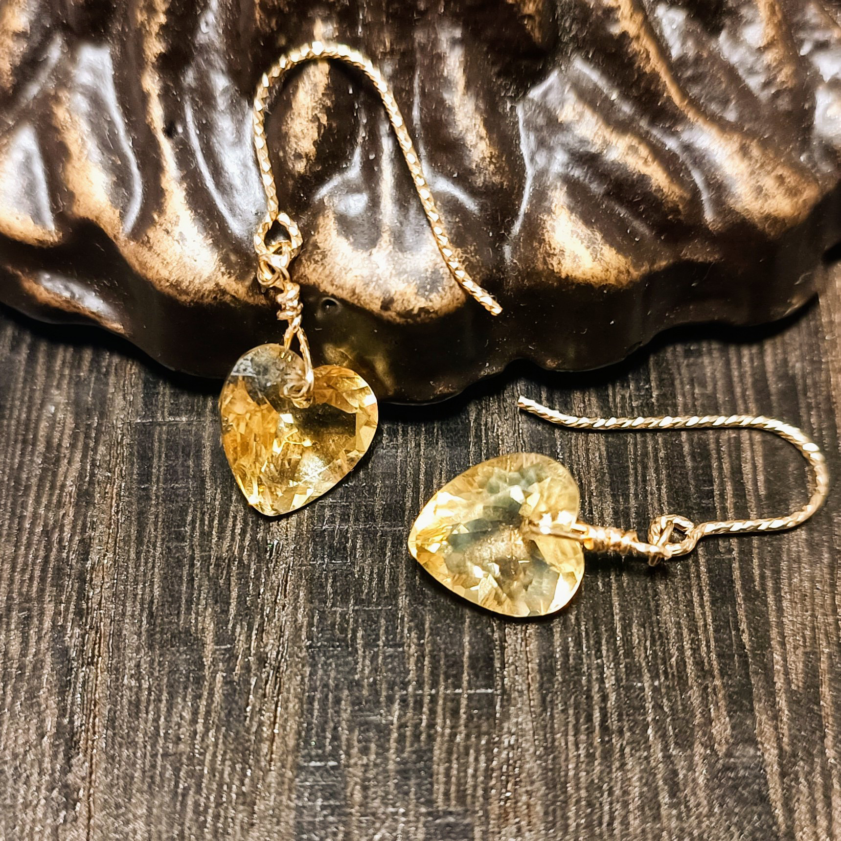 宝石質シトリンのハートカット｡存在感のある煌きが耳元で華やかに輝く