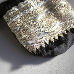 インドブレード巾着ポーチ　ゴールド　スパンコール　タッセル　花柄　刺繍　アクセサリーポーチ　エスニック 3枚目の画像