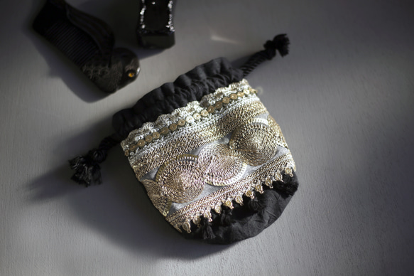 インドブレード巾着ポーチ　ゴールド　スパンコール　タッセル　花柄　刺繍　アクセサリーポーチ　エスニック 2枚目の画像