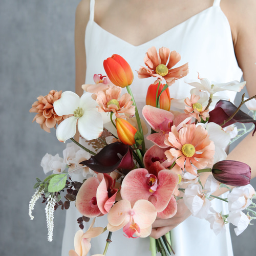 チューリップと胡蝶蘭のカラフルブーケ&ブートニア スイートピー  