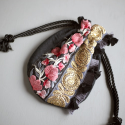 インドブレード巾着ポーチ　チェリーピンク　グレー　スパンコール　タッセル　花柄　刺繍　アクセサリーポーチ　エスニック 1枚目の画像