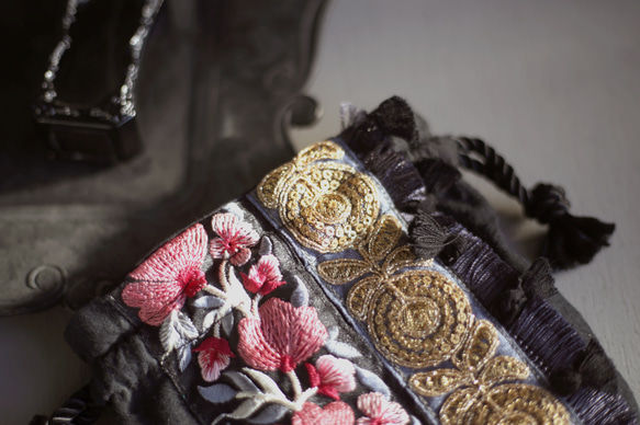 インドブレード巾着ポーチ　チェリーピンク　グレー　スパンコール　タッセル　花柄　刺繍　アクセサリーポーチ　エスニック 5枚目の画像