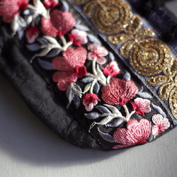 インドブレード巾着ポーチ　チェリーピンク　グレー　スパンコール　タッセル　花柄　刺繍　アクセサリーポーチ　エスニック 3枚目の画像