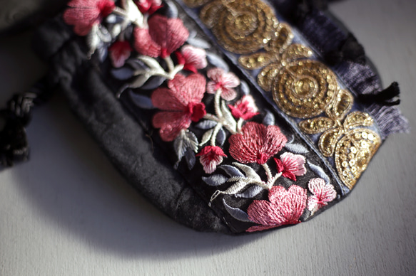 インドブレード巾着ポーチ　チェリーピンク　グレー　スパンコール　タッセル　花柄　刺繍　アクセサリーポーチ　エスニック 3枚目の画像