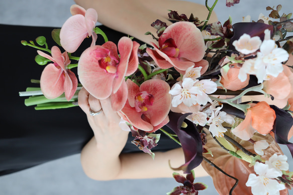 桜とカラーのスタイリッシュな春ブーケ　ウェディングブーケ&ブートニア　受注生産　ブラック　 3枚目の画像