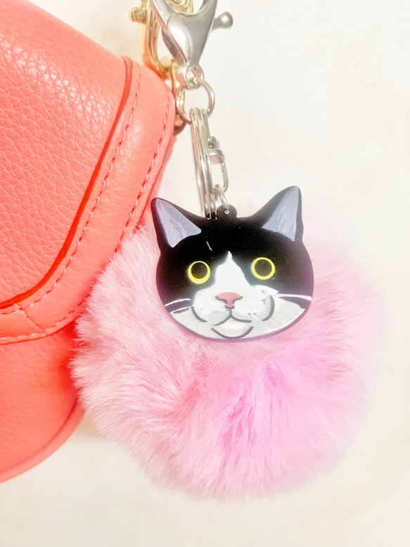 ハチワレ猫ちゃんのピンクのファーバッグチャーム 2枚目の画像
