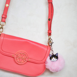 ハチワレ猫ちゃんのピンクのファーバッグチャーム 3枚目の画像