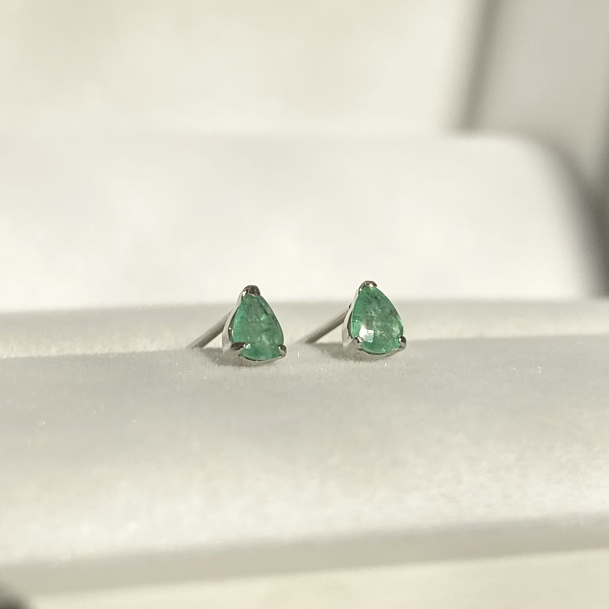 《PT900》天然石 エメラルドのドロップピアス