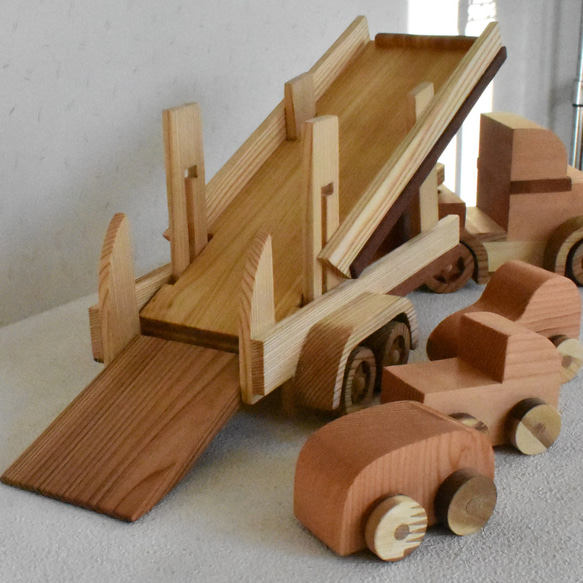 クルマを運ぶ　木製キャリアカー　と　クルマ３台 7枚目の画像