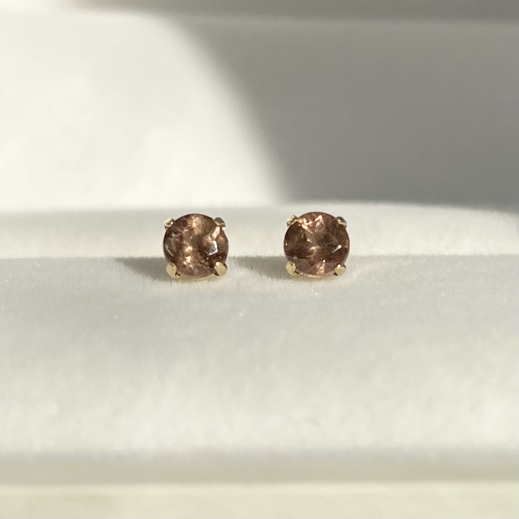 《k18》天然石  カラーチェンジ ガーネット ソリティアピアス