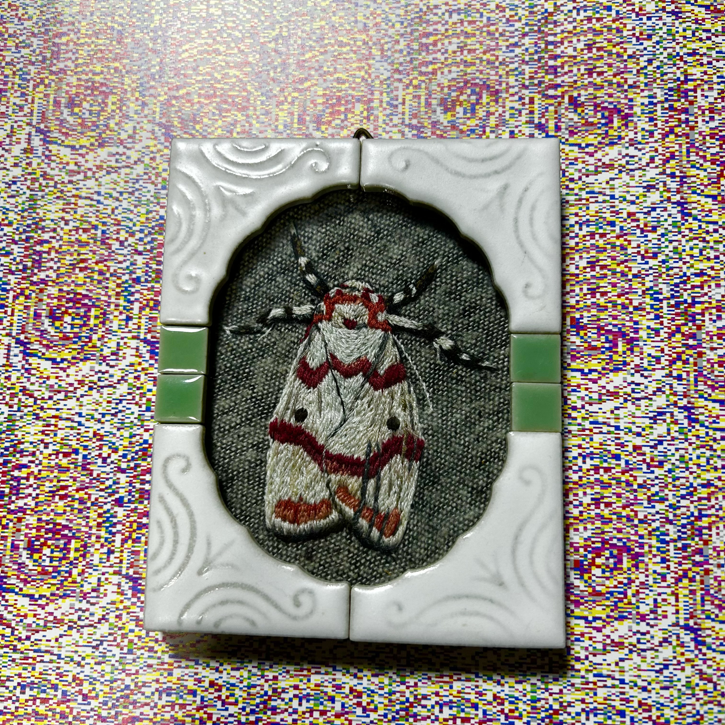 【刺繍+額縁】リアルシリーズ　〈アカスジシロコケガ〉