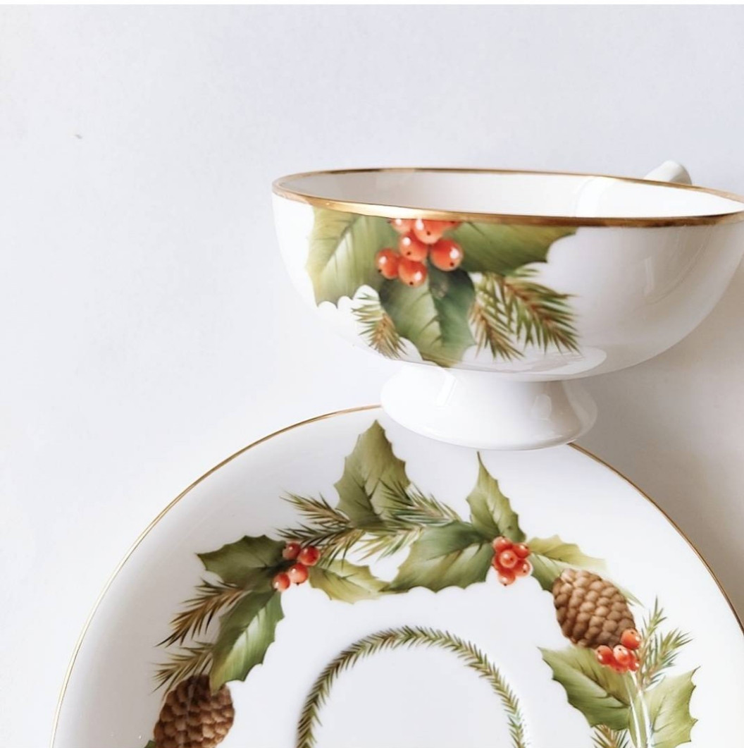 クリスマスリースのティーカップ&ソーサー　手描きポーセリンアート