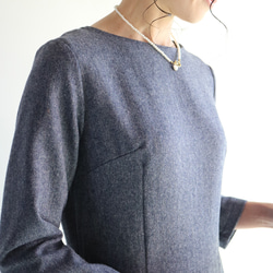 新款海軍藍人字紋羊毛修身連身裙，袖長可調整♥ 第5張的照片