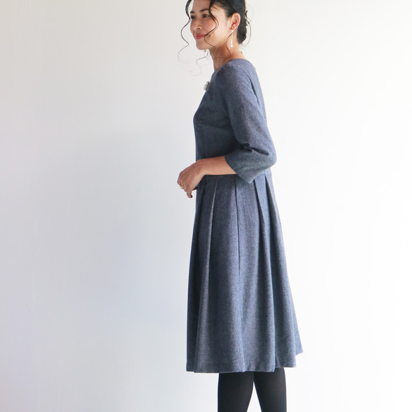 新款海軍藍人字紋羊毛修身連身裙，袖長可調整♥ 第3張的照片