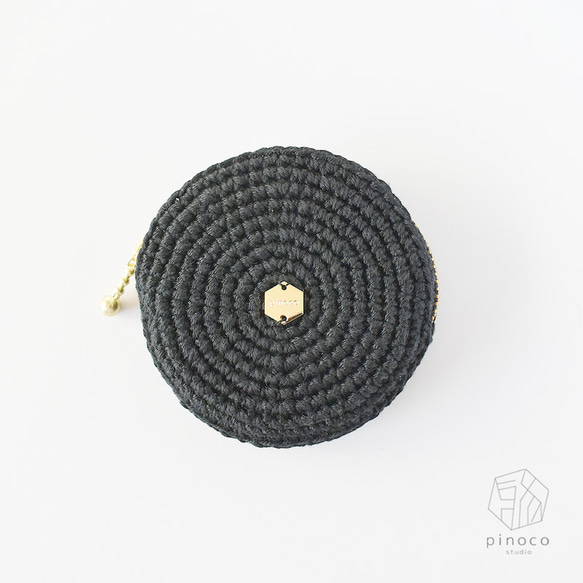 シンプルな手編みの丸ポーチ･調子笛入れ(ブラック) 1枚目の画像