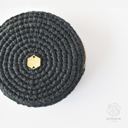 シンプルな手編みの丸ポーチ･調子笛入れ(ブラック) 7枚目の画像