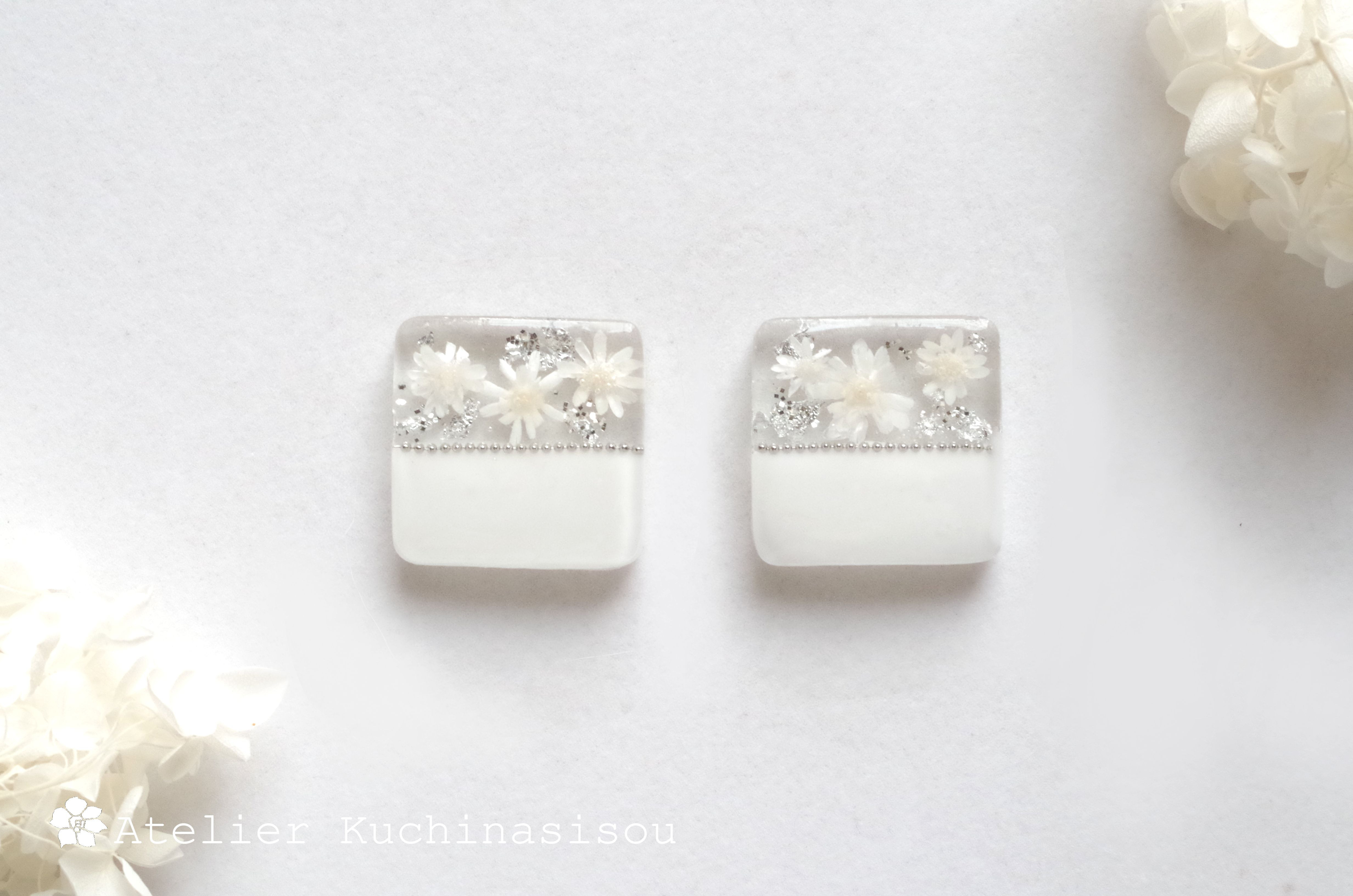 レジンアート　バイカラーのお花のピアス〈ホワイト〉