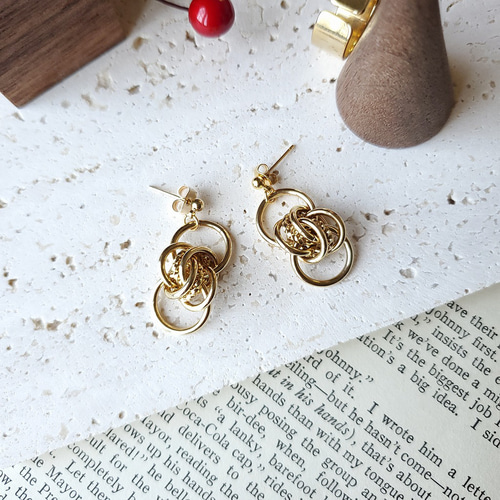 ✜大人世代 連なるゴールドリング ピアス/イヤリング ピアス（フック