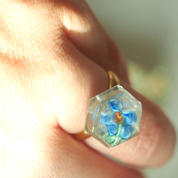 チェコのヴィンテージガラスのリング（K16GP）(青い花) 5枚目の画像