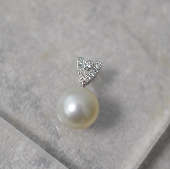 お取り置き中【卸価格SALE1点限定】K18WG/ダイヤモンド アンティークデザイン 南洋真珠ペンダントトップ 1枚目の画像
